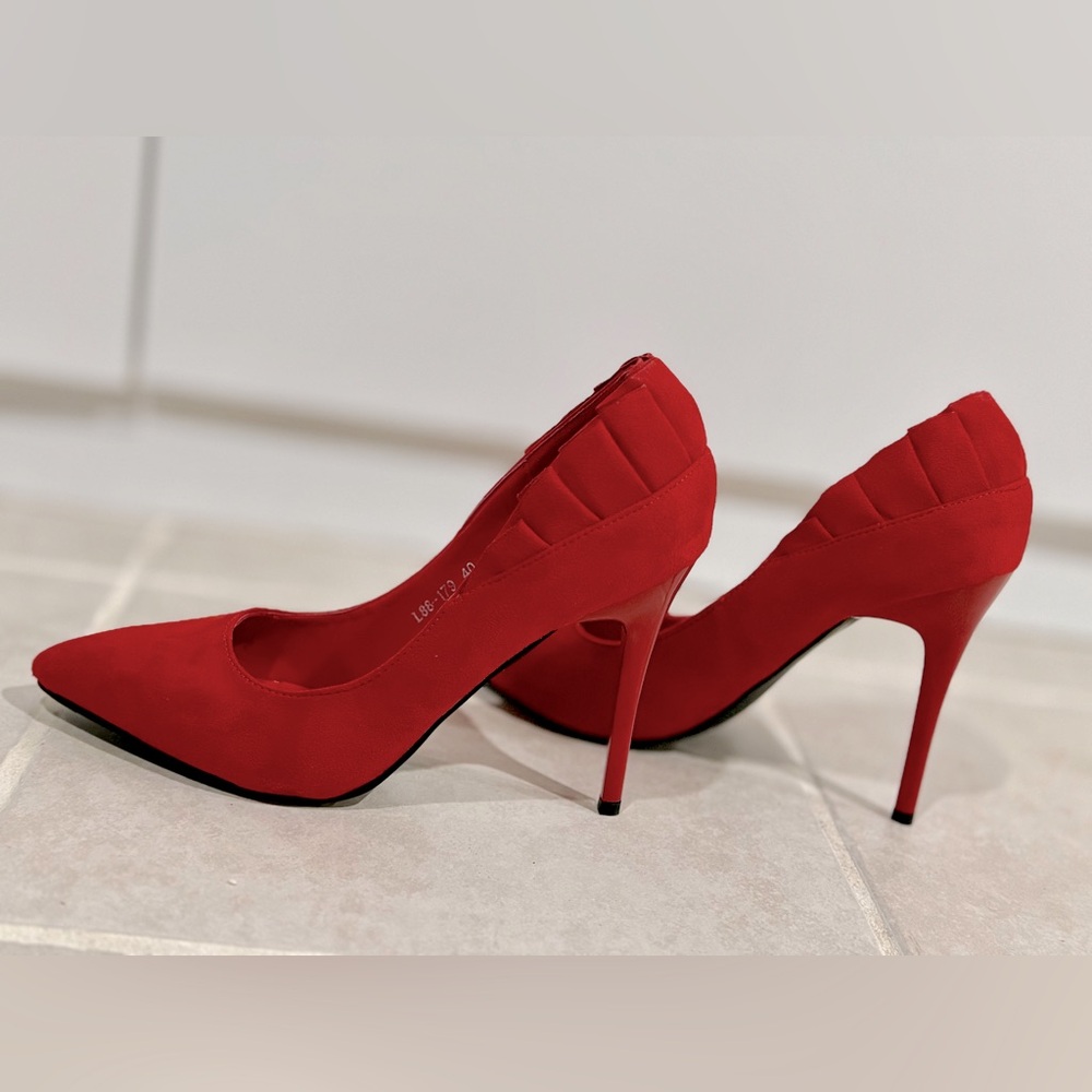 H&D Red suede stilettos with ruffle at the back and lacquer heels | Size EU 40